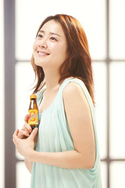 韩国女艺人文瑾莹笑容甜美代言广告照