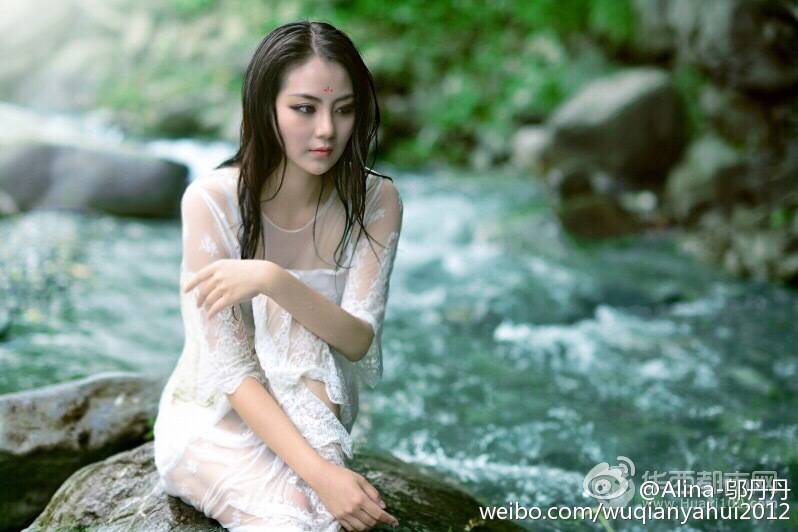 冷艳美人模特丹宝贝Alina微博曝私房照