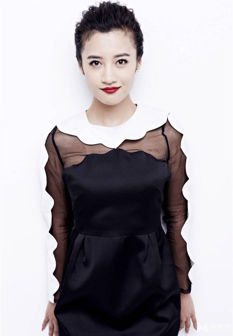 中国内地漂亮女演员曾培性感红唇魅惑写真