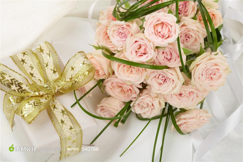 金色丝带礼物与粉玫瑰图片