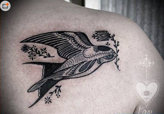 肩部活灵活现的燕子纹身图片