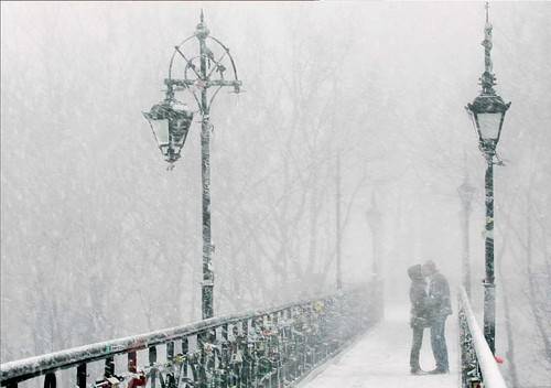 浪漫唯美欧洲冬季雪夜街头美景