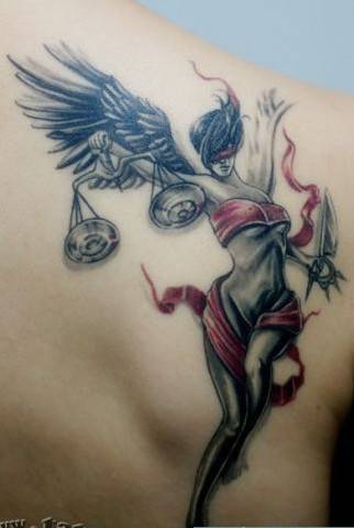 男人背部守护天使纹身图片