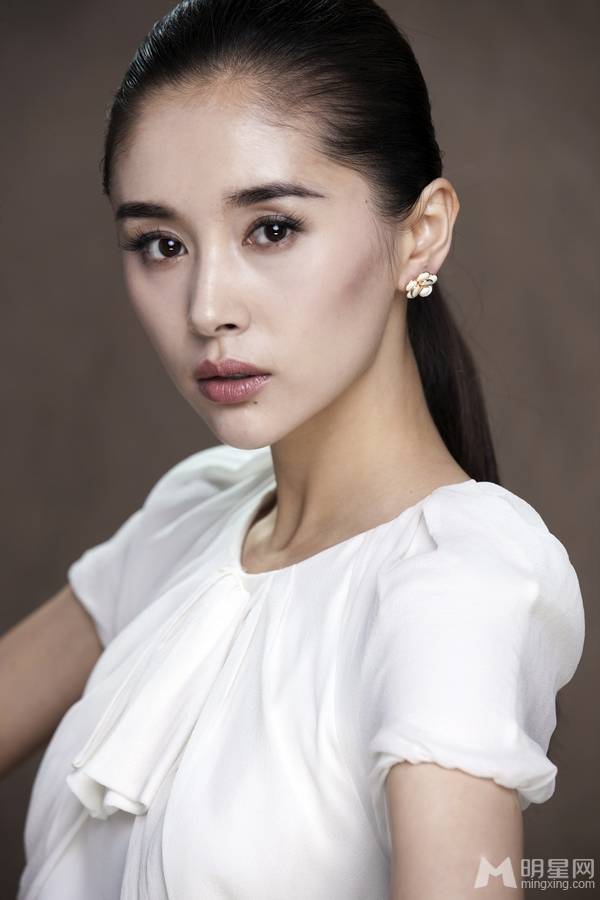 内地实力派女演员王子文清新白衫写真