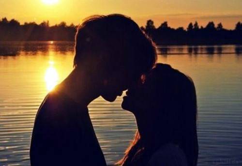 情侣甜蜜图片接吻唯美