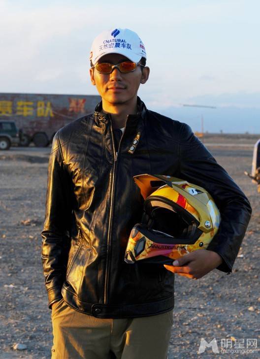 李晨沙漠摩托赛车酷帅形象写真