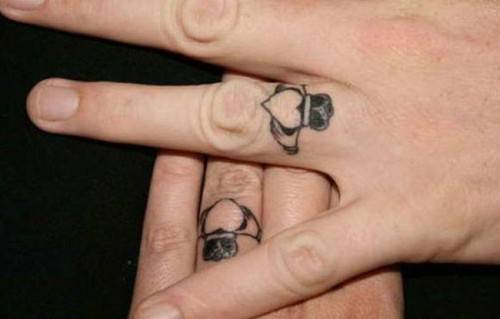 手指小巧刺青情侣纹身图片