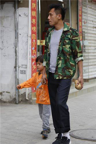 《爸爸3》刘烨变身土帅农民工 欲"卖儿子"换冰箱