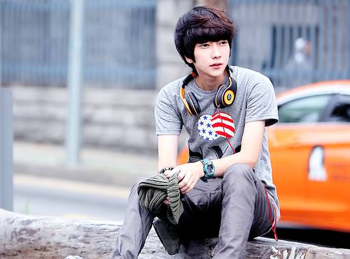 qq空间韩国帅气男生背景素材