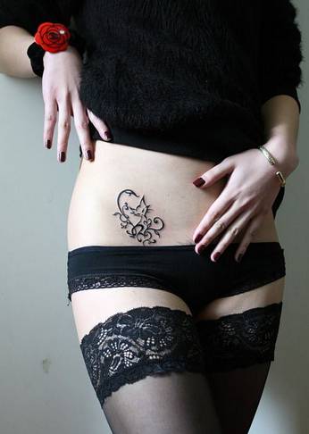 女人腰部动物纹身图片