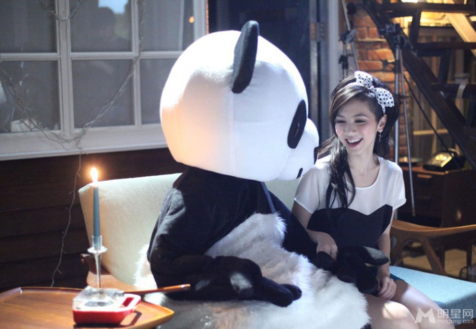 邓紫棋与熊猫环保宣传写真