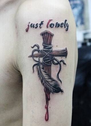 型男手臂的滴血十字架个性刺青