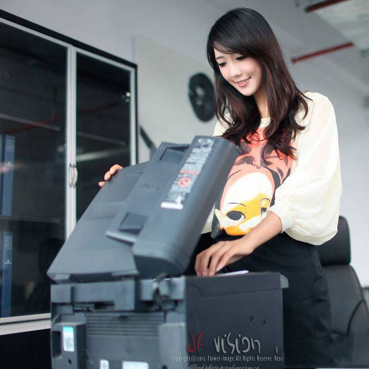 办公室的美女秘书甜美迷人靓照
