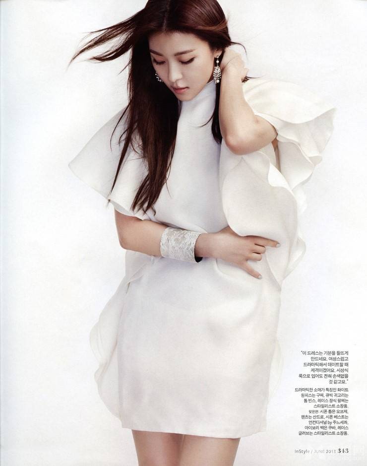 韩国美女明星河智苑白衣时尚写真