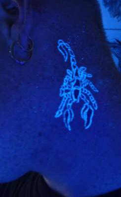 荧光蝎子纹身 创意的隐形纹身效果图