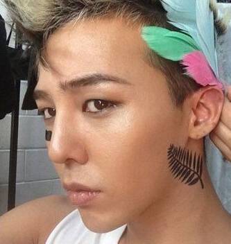 G-Dragon耳朵非主流树叶刺青