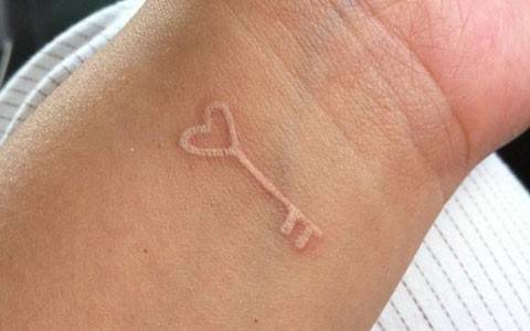 非主流手腕清新白色隐形纹身欣赏