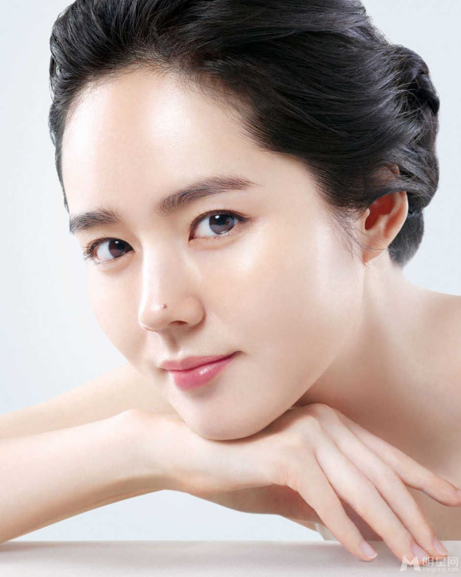 韩国女演员韩佳人白皙皮肤迷人靓照