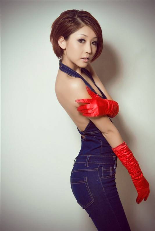 美女模特冯京京牛仔连体裤尽显休闲时尚