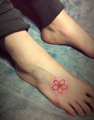 女生脚背花卉刺青纹身图案大全