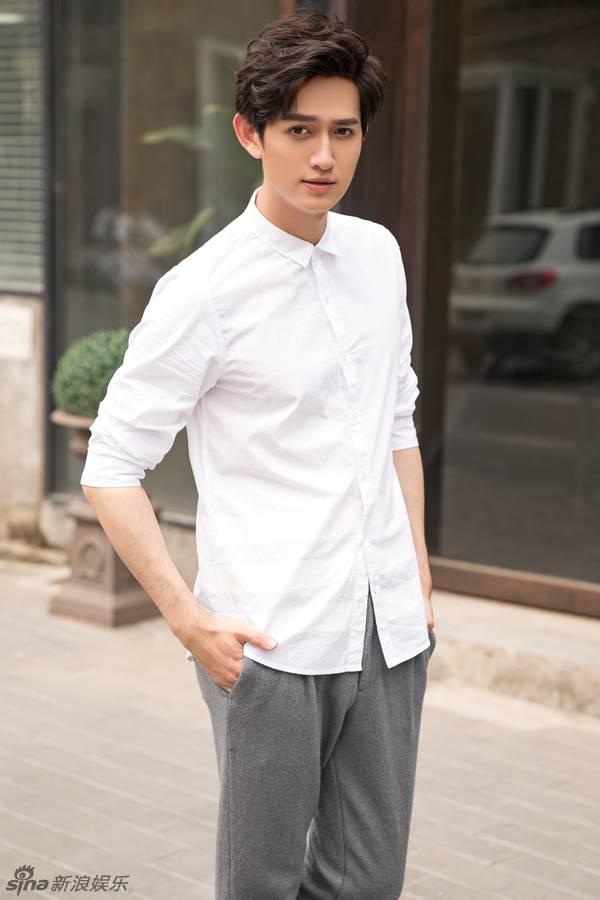 演员马可潮流街拍 白衬衫彰显个性时尚