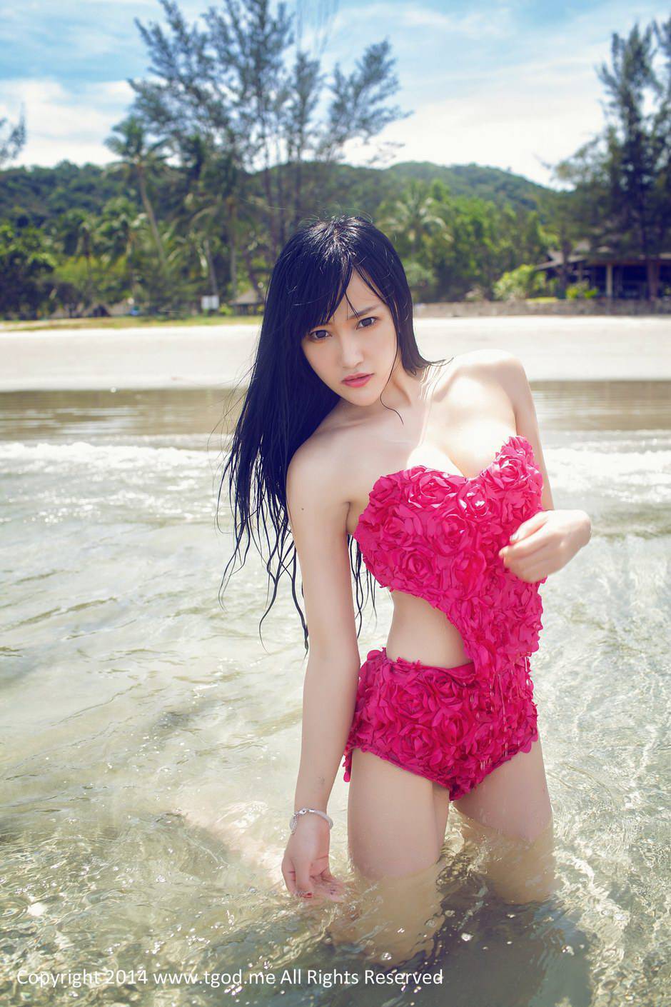 比基尼泳衣女郎杨上萱海边写真