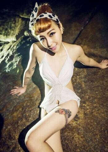 美女腿部图腾纹身性感诱惑