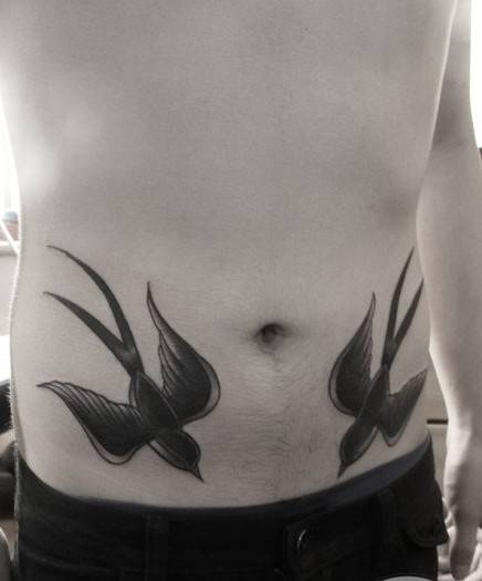 女人腰部燕子纹身图片艺术感极强