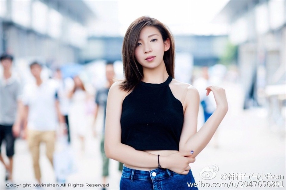 养眼妹子神神气气小Even生活照图片