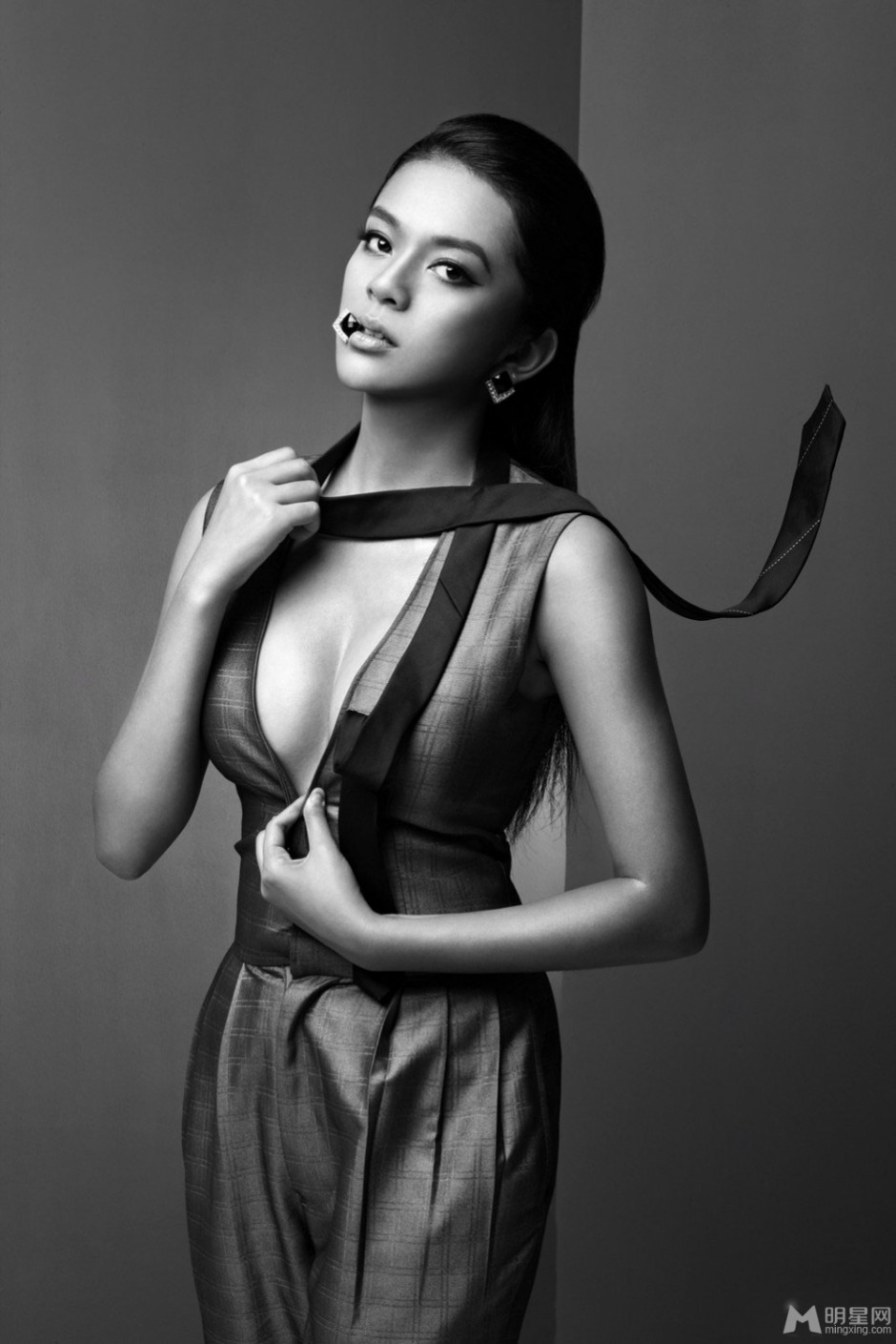 中国美女明星谈莉娜性感黑白写真