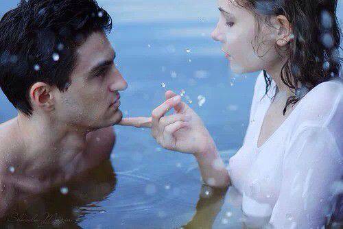 欧美范情侣甜蜜亲吻图