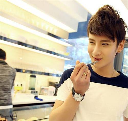 普通20帅气有型男生图片素材