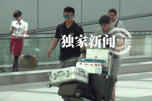 夏雨和家人低调回京 暖男细心帮助理扶行李箱(3)