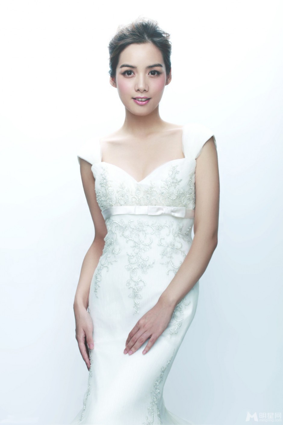 非常完美主持人陈怡新娘造型纯白写真