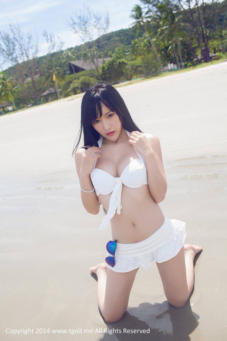 比基尼泳衣女郎杨上萱海边写真