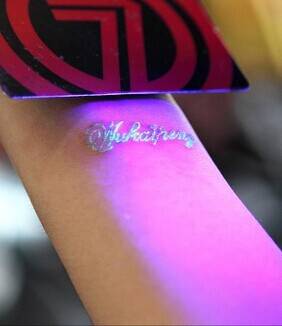紫外线荧光隐形手腕纹身