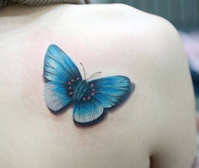 精致的女生后背蝴蝶纹身图片