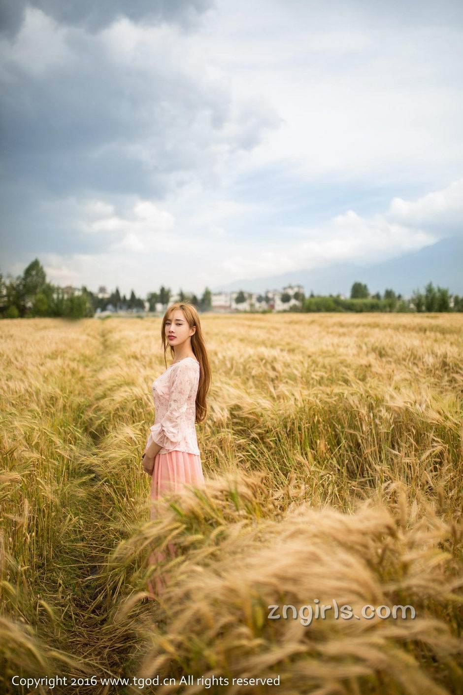 前凸后翘的妹子土肥圆矮超火辣性感来袭
