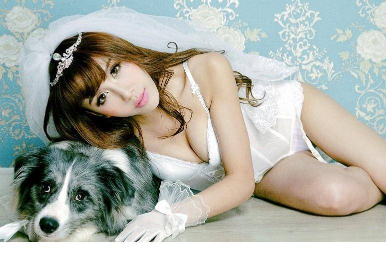 中国美女名模阳巧玥携宠物狗拍性感写真