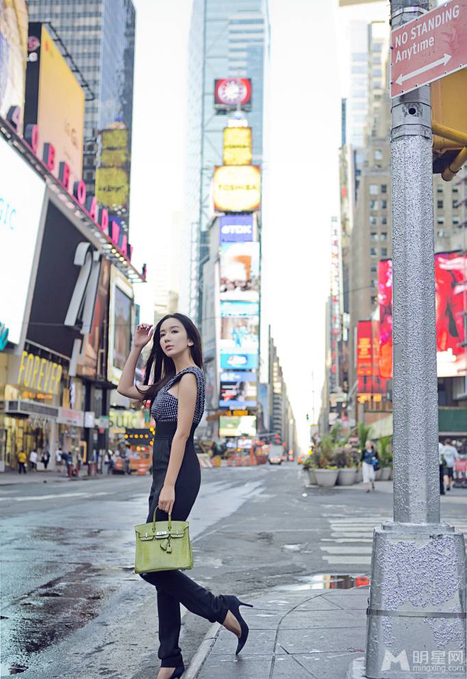 中国女演员娄艺潇尽显时尚干练魅力街拍照