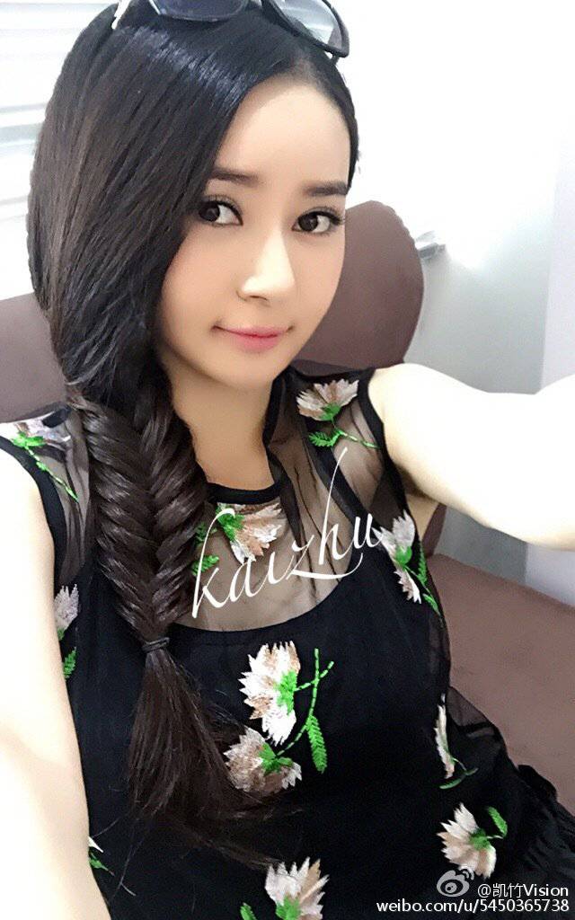 90后清纯模特凯竹Vision微博美照欣赏