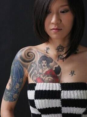 美女手臂上性感的半甲纹身图片