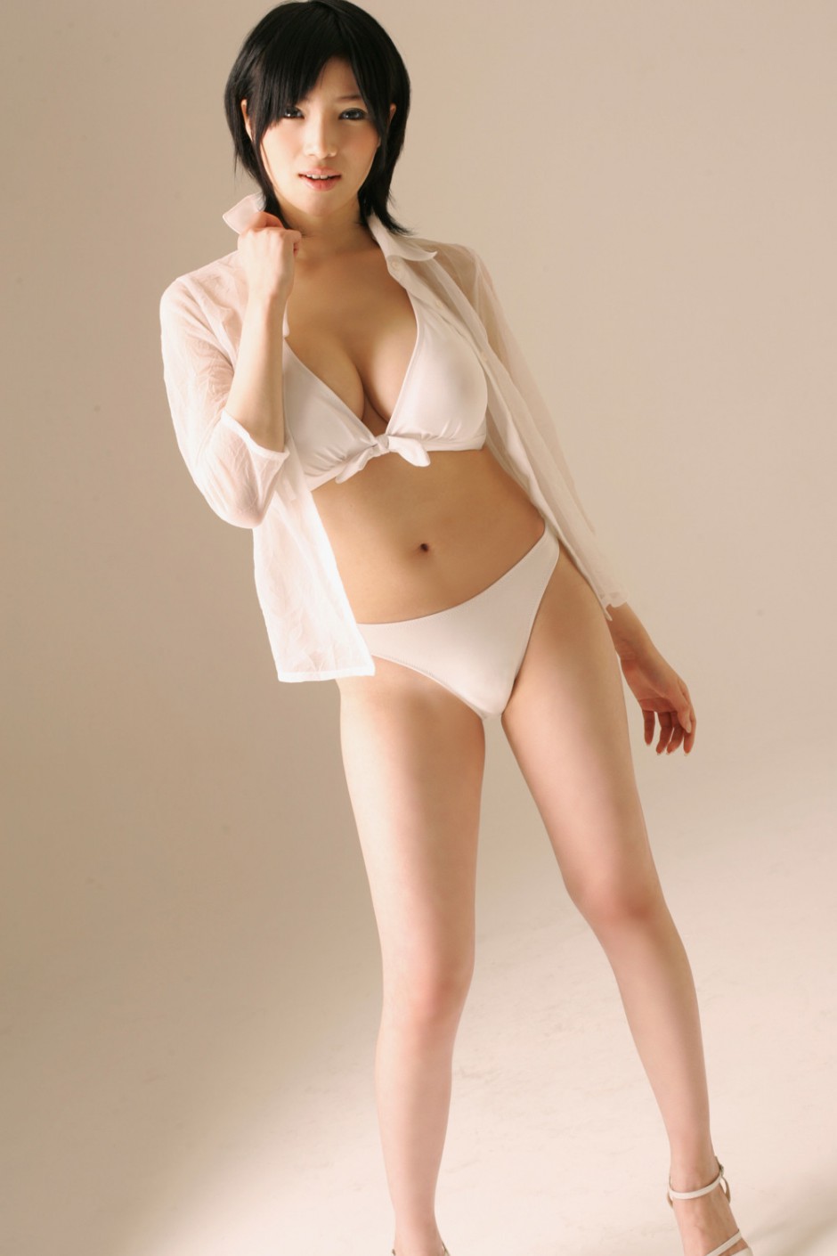 日本大胸翘臀美女模特森下悠里性感写真