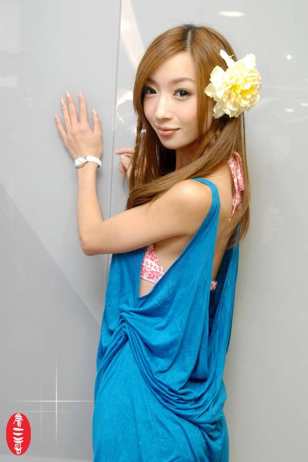 中印混血美女芳小如气质迷人