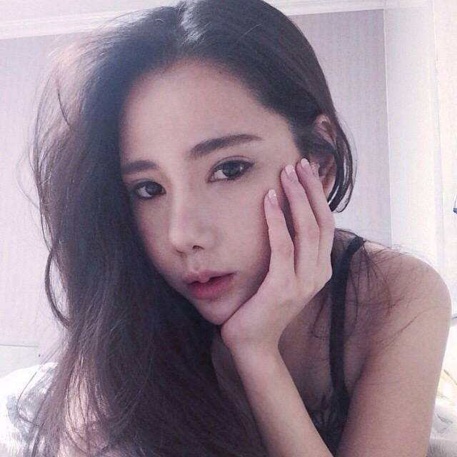 长发个性妩媚女生图片