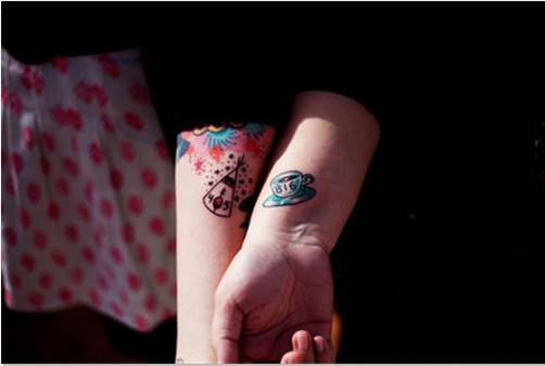 情侣手臂时尚创意的彩色纹身图案