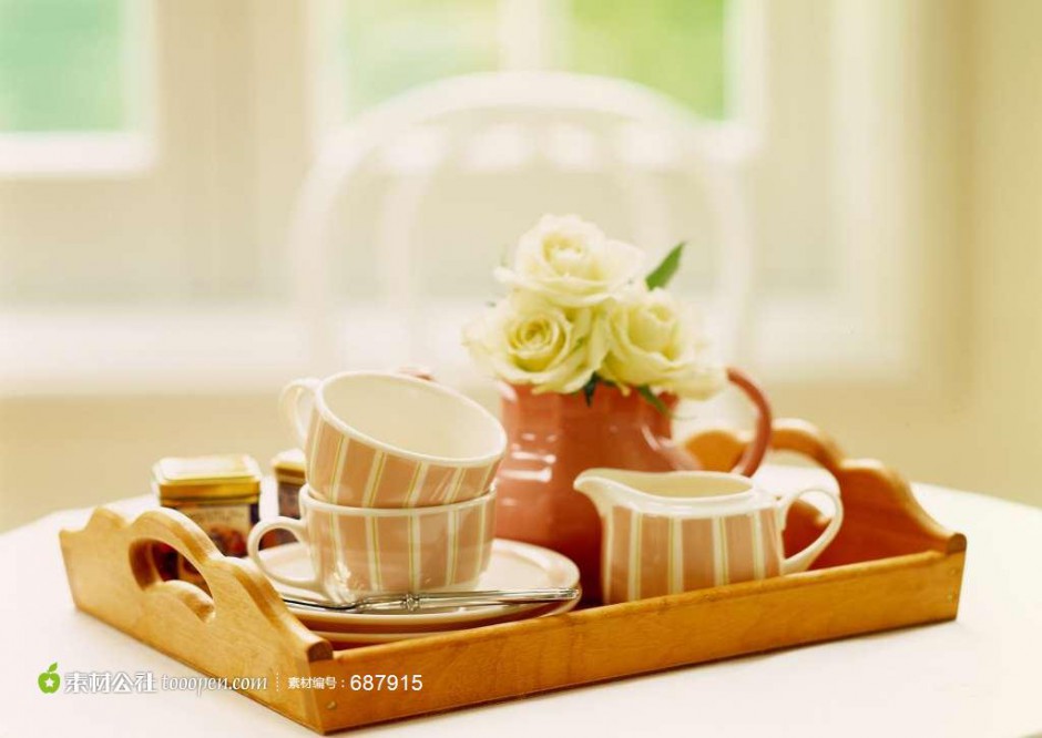 茶具上的鲜花唯美图片