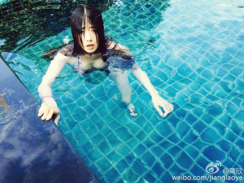 “华妃”蒋欣晒水中泳装照 头发遮脸性感迷人