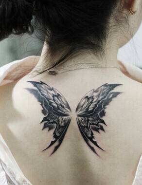女子背部美丽的翅膀纹身图集
