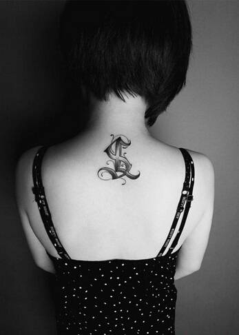女生颈部可爱黑白纹身图案